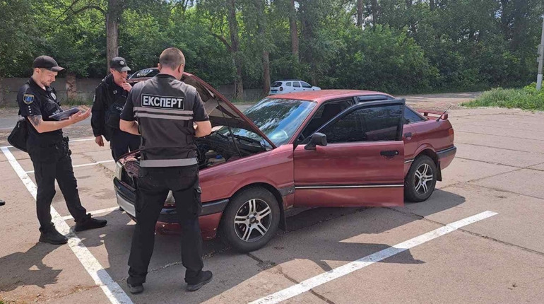 У Глухові чоловік ледь не купив авто з перебитими номерами. Його вчасно застерегли експерти