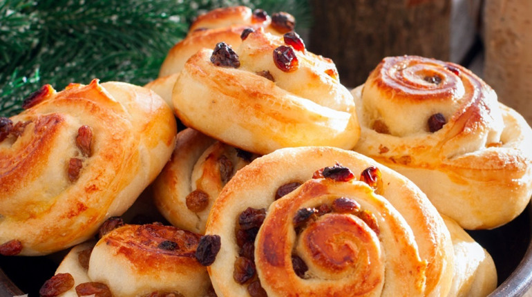 Рецепт дня: пишні булочки з родзинками