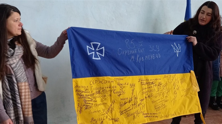 Тероборонівці Кременеччини подарували бойовий прапор для гімназії села Попівці
