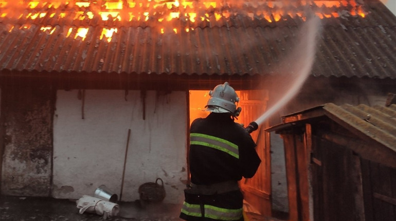 У Мені від розряду блискавки загорівся сарай, а в Киселівці в будинку вибило вікно