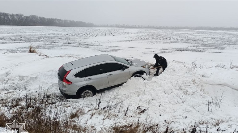 На дорозі Глухів-Путивль-Суми автівка з’їхала з дороги та потрапила у снігову пастку