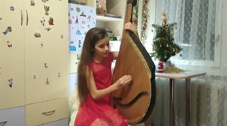 Новорічний онлайн-концерт «Ялинка бажань» від учнів мистецьких шкіл Первомайська: можна подивитися!