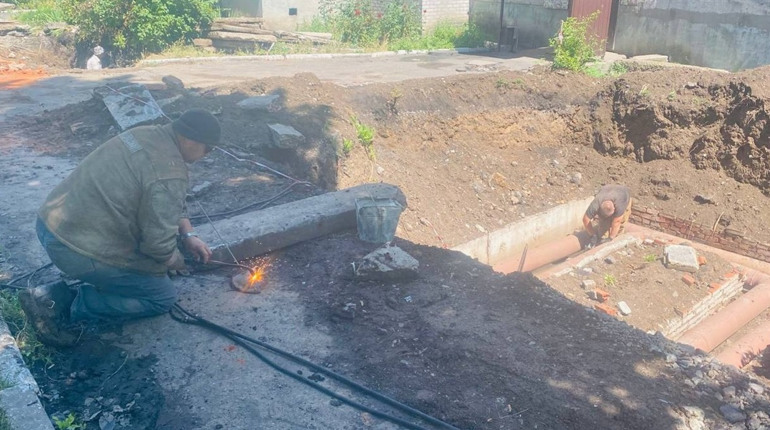 У Покровську міняють теплові мережі, щоб вчасно розпочати новий опалювальний сезон