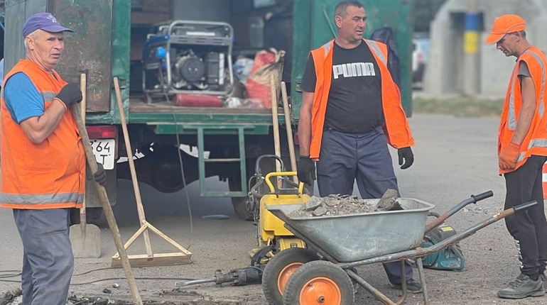Комунальники проводять ямковий ремонт у селищі Великий Бурлук