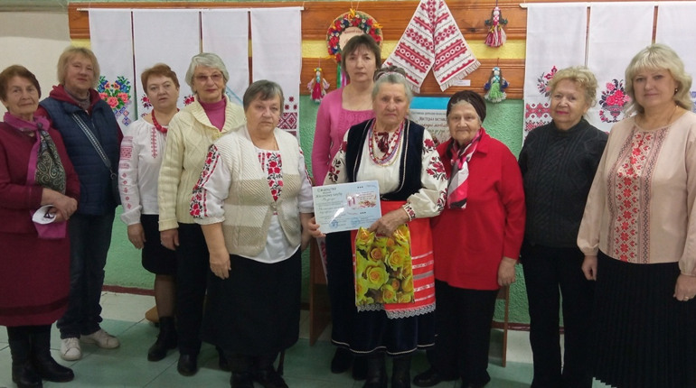 Майстрині з Вороніжа презентували 72 унікальні роботи у бібліотеці до Великодня