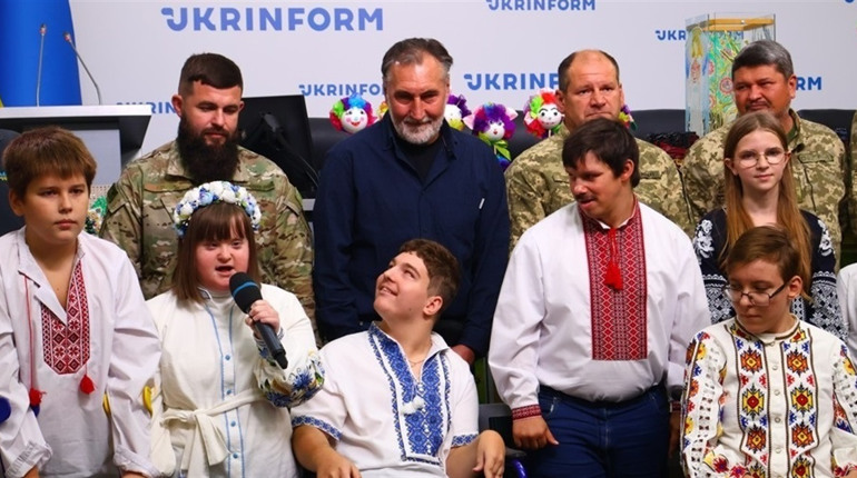 Пліч-о-пліч заради життя: як мистецтво об’єднало воїнів і дітей