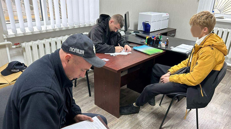 У Глухові молодик намагався зареєструвати авто за фейковим посвідченням водія