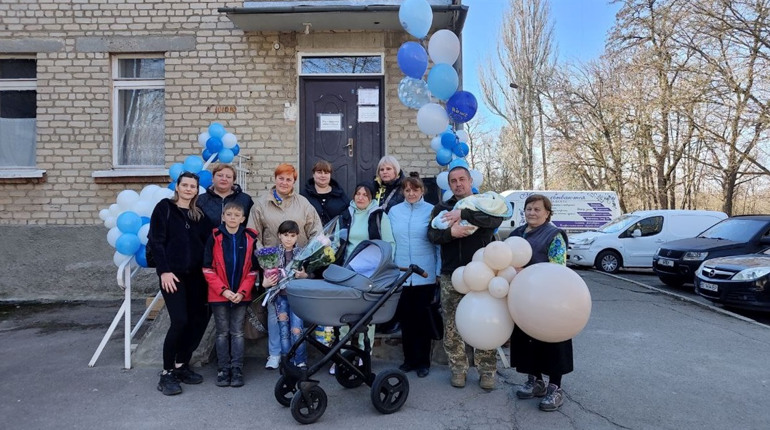 У Первомайську дружину полеглого воїна зустріли з пологового рідні, волонтери та побратими