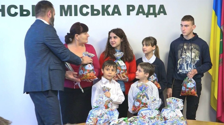 У Смілі дітям вручили солодкі подарунки та привітали зі святами