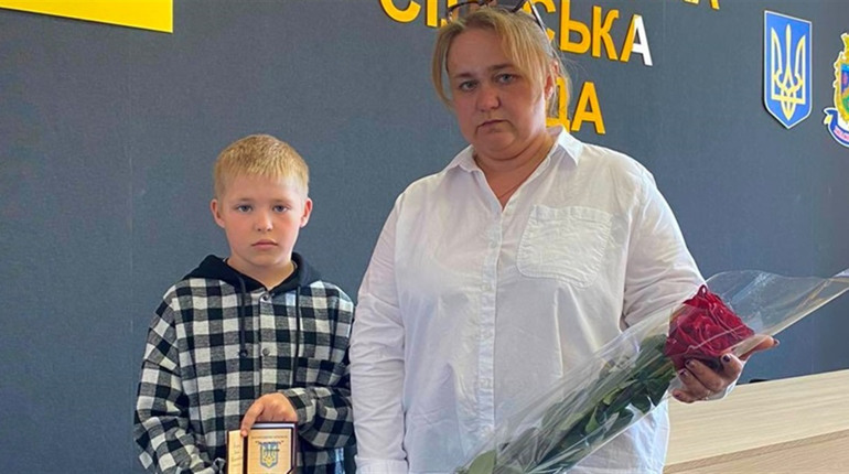 У Краснолуцькій громаді родині загиблого воїна Сергія Зигуна вручили його орден «За мужність»