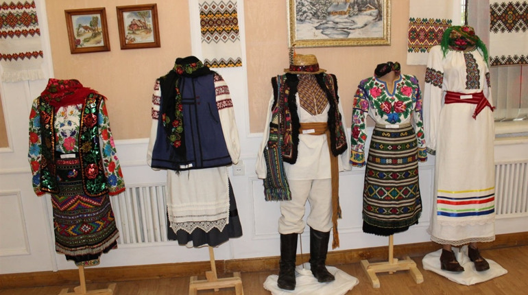 Код нації: у фастівському музеї відкрили виставку вишиванок і ляльок-мотанок