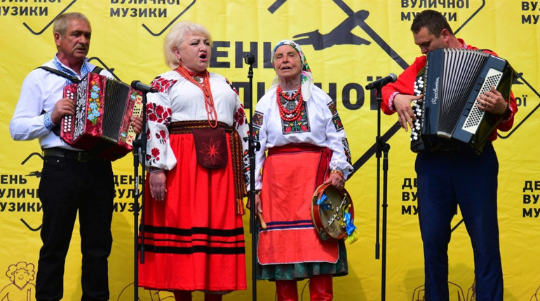 Благодійний День вуличної музики: "Тріо запальних музик" з Переяславщини виступали в Борисполі