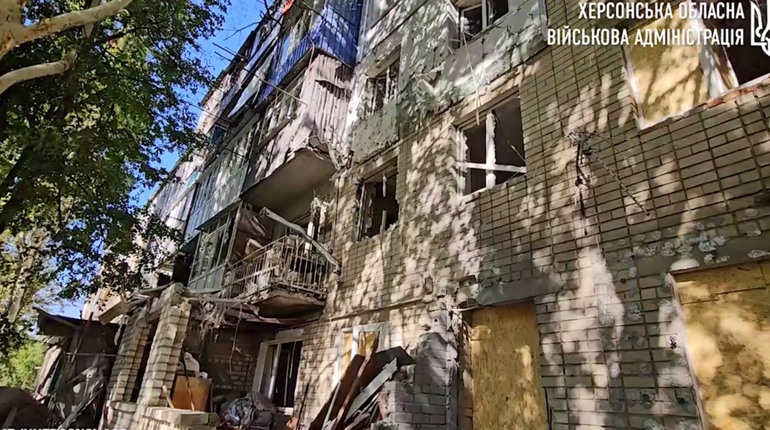 На Херсонщині російські окупанти атакували критичну інфраструктуру та житлові квартали