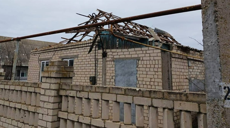 На Херсонщині окупанти атакували житлові будинки, критичну та соціальну інфраструктуру