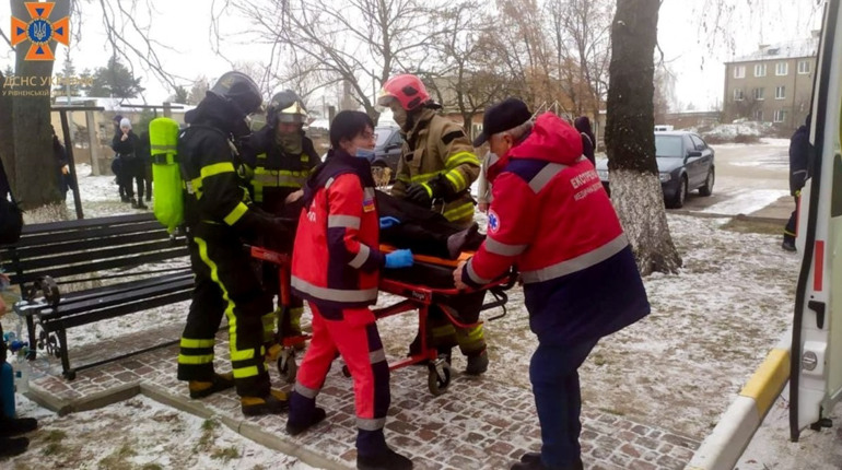 Пожежа в п’ятиповерхівці: у Сарнах вогнеборці врятували напівпритомну жінку