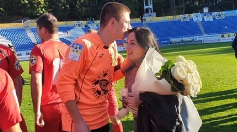 Вона сказала: «Так!»: калинівчанин запропонував коханій одружитись після переможного матчу