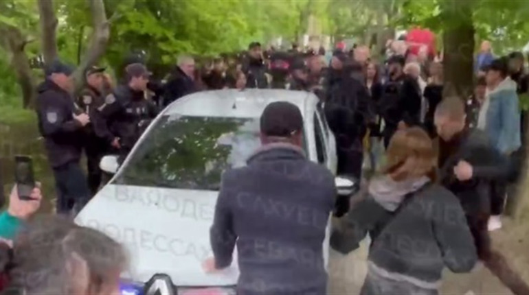 У Приморському районі Одеси натовп завадив затриманню чоловіка — поліція