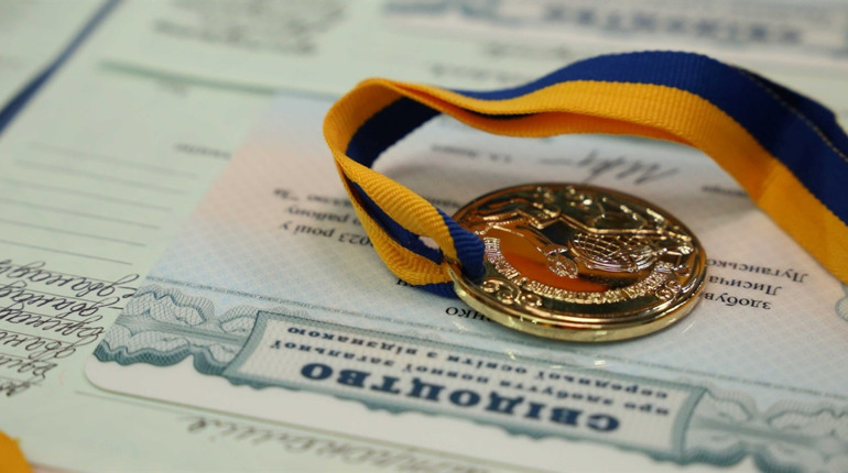 На Луганщині готуються до завершення навчального року. Скільки замовлено свідоцтв та медалей