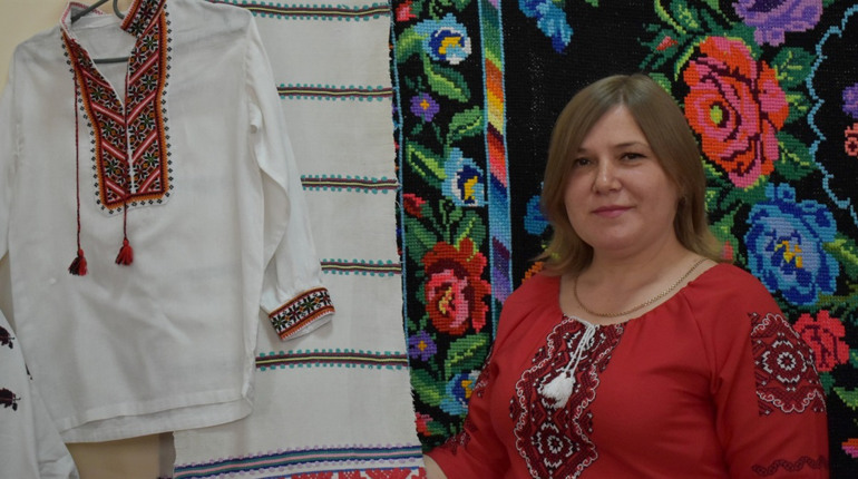Роблять сувеніри, малюють та плетуть сітки – як майстриня з Конотопщини вчить дітей працювати руками