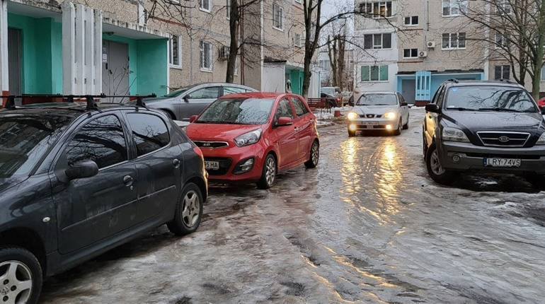 Автомобілям тісно в Южноукраїнську. Відео