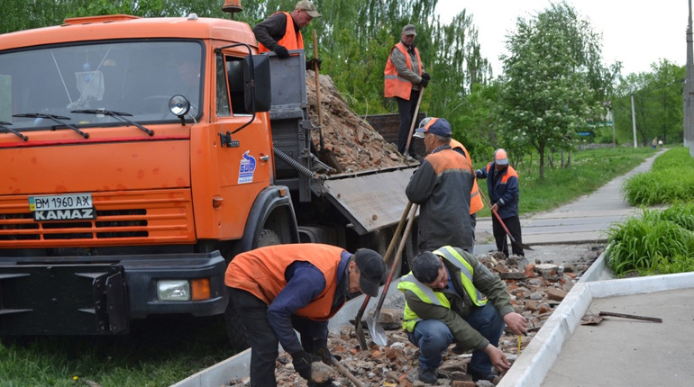 У Глухові облаштовують тротуар на одній із центральних вулиць