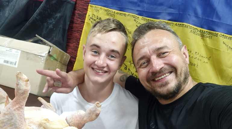 Вільний час – для ЗСУ: два Олександри Бірковські виготовляють консерви на фронт