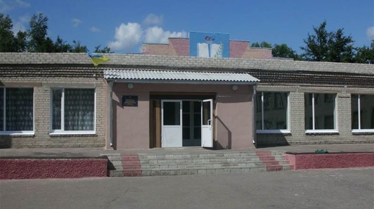 У Гончарівці Сватівського району у школі переламали навпіл двері