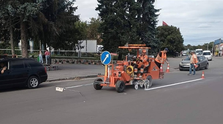 За співфінансування місцевої громади дорожники поліпшують безпеку руху в Баранівці