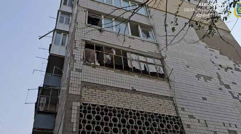 На Херсонщині армія рф завдала ударів по житлових кварталах, критичній та соціальній інфраструктурі