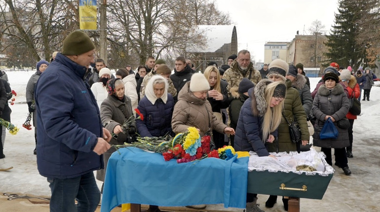 Шосткинська громада провела в останню путь навідника танкового взводу. Захиснику назавжди 22