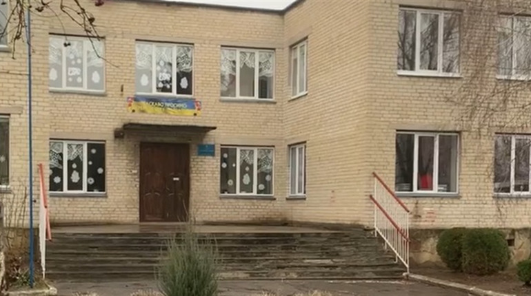 У Кременецькій гімназії плетуть маскувальні сітки для колишніх випускників, які на фронті
