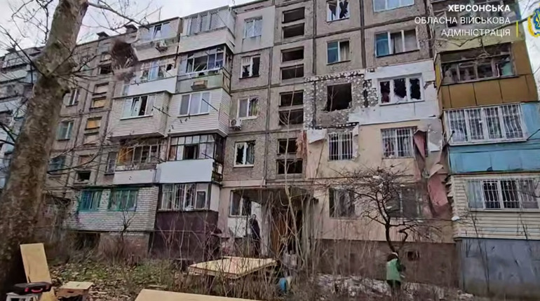 На Херсонщині окупанти атакували житлові будинки, критичну та соціальну інфраструктуру