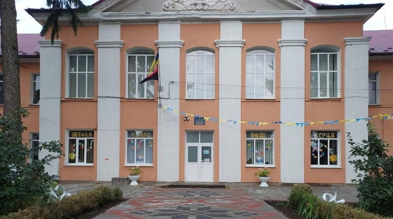 На Чортківщині учні Білобожницької школи наколядували на дрон для бригади «Едельвейс» (відео)