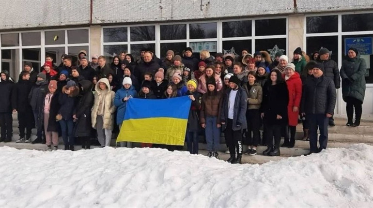 Російський офіцер 5 годин перевіряв у Вільхуватському ліцеї теки для дитячої праці
