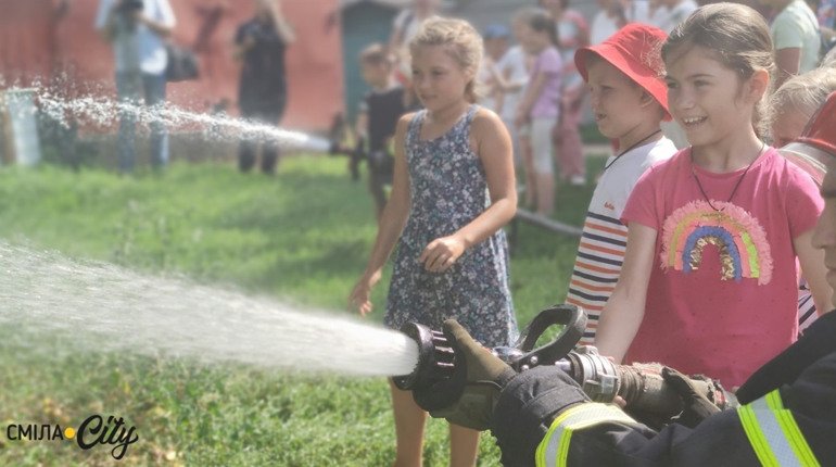 Показали вибухівку та спецавто: що робили сапери і пожежники в дитячій бібліотеці Сміли. Відео