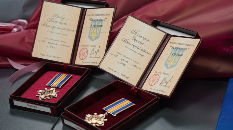 Відзнака, як символ незламного духу. У Городку рідним двох захисників вручено державні нагороди