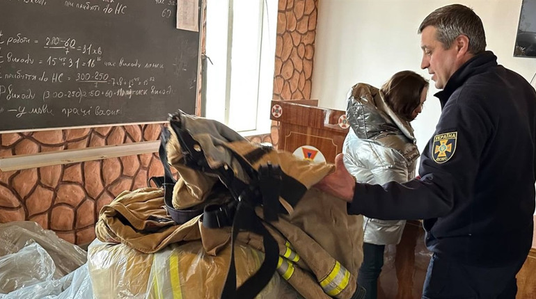 Представники Ротарі Клубу із Рівного передали спеціальну форму для Кременецьких рятувальників