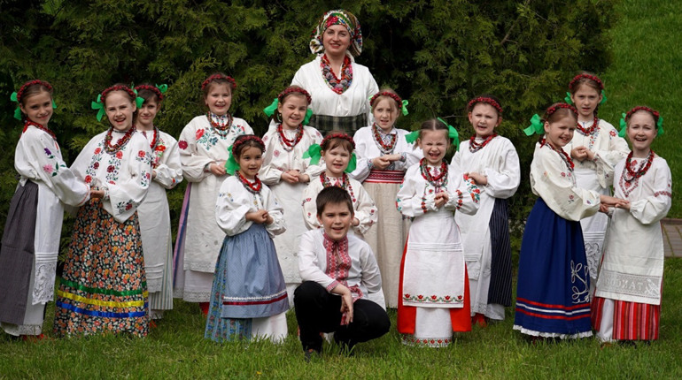 З кожного села – по сорочці. На Городоччині працівники культури відновлюють автентичні костюми