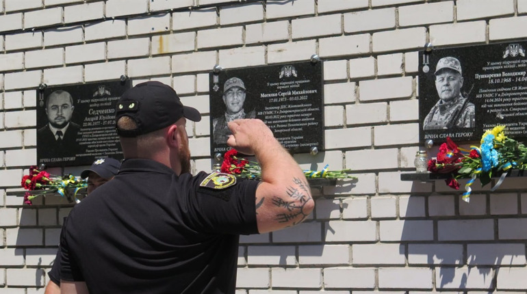 У Жовтих Водах відкрили меморіальні дошки трьом полеглим захисникам України - колишнім поліцейським