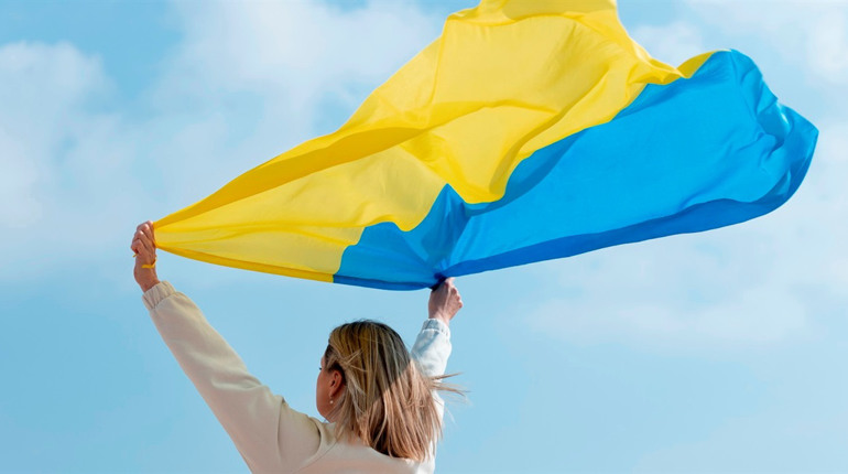Первомайчани передали нашим захисникам українські прапори