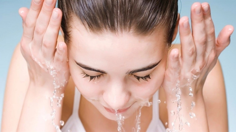 Шкіра без подразнень: прості засоби для щоденного догляду