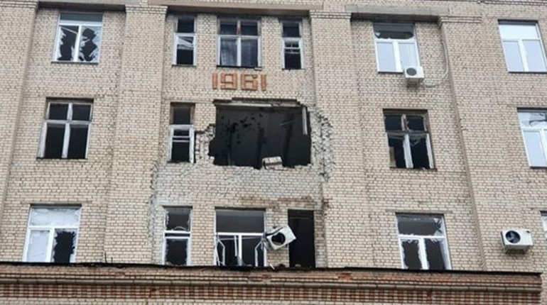 Ворог обстрілює Херсон: снарядами пошкоджені лікарня, відділення пошти, школа та житлові будинки