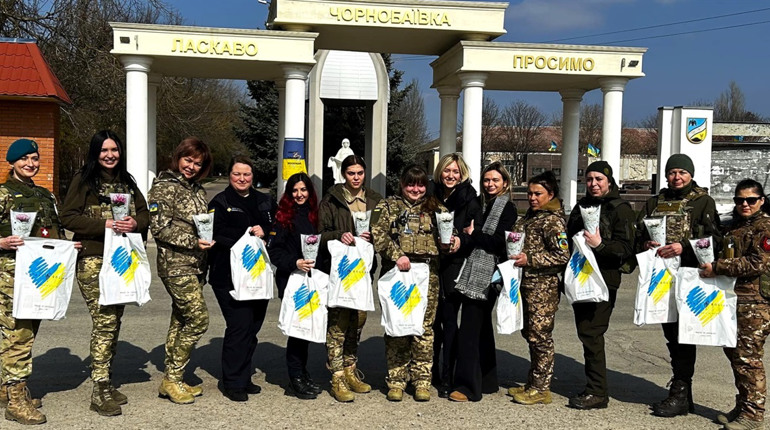 Військовослужбовиці на Херсонщині отримали подарунки від відомого бренду