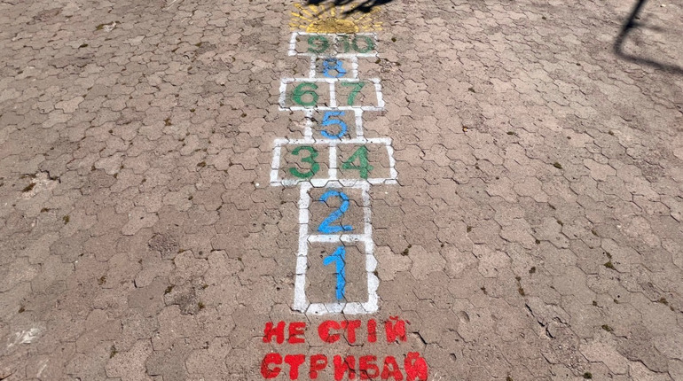 Класики "Не стій – стрибай" з'явилися при вході до парку Звягеля