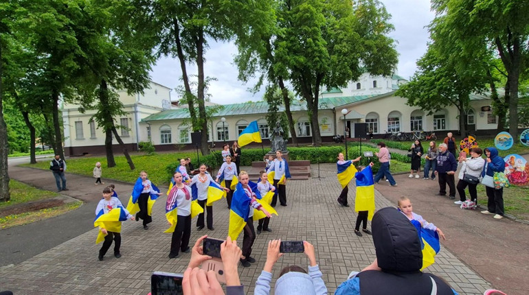 Відбувся вуличний благодійний концерт за участі творчих колективів Ніжина
