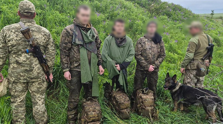 На кордоні з Молдовою затримали трьох чоловіків у камуфляжі та з кусачками