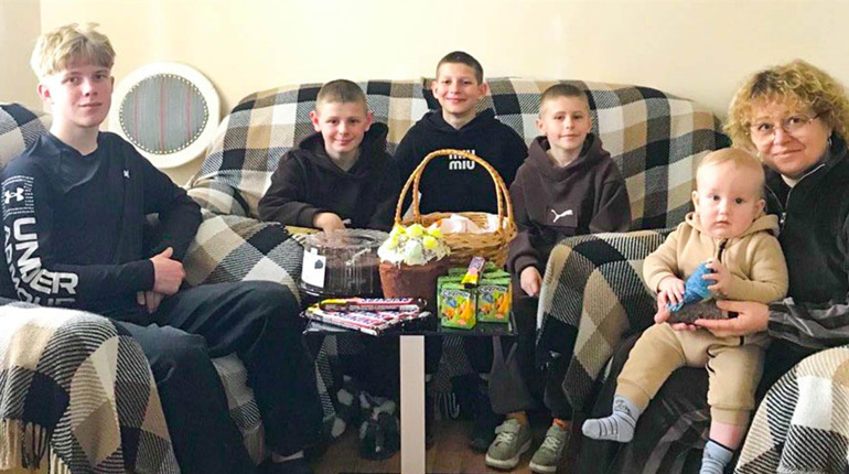 «Вони всі — мої діти»: історія Людмили Слободянюк, яка дала сім’ю 14 дітям та виховала 3 біологічних