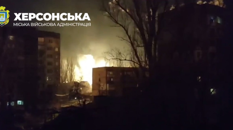 Перед Різдвом Росія потужно обстріляла Херсон: є загиблі, пошкоджена критична інфраструктура