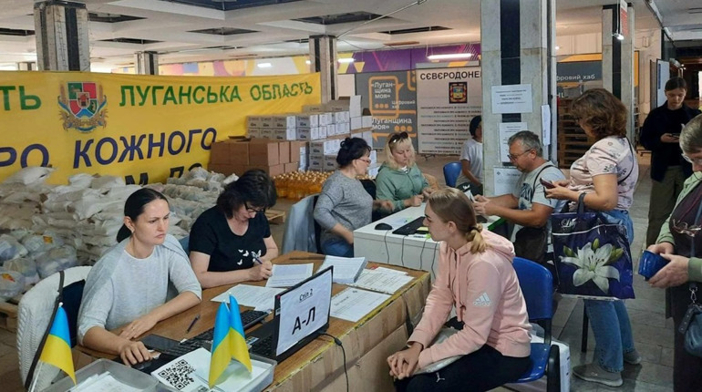Переселенці з Луганщини отримують продуктові і гігієнічні набори, підгузки. Скільки видано