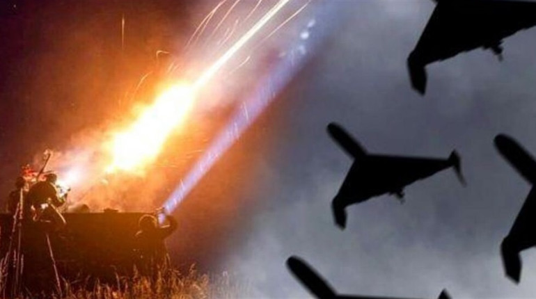 Внаслідок ворожого нападу на Старокостянтинівщину пошкоджено вікна та дах будівель: подробиці